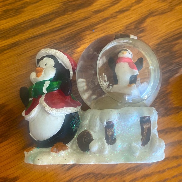 💜 4 Beautiful Christmas Snow Globes And 1 Santa Music Box Lot of 5 - Picture 8 of 8